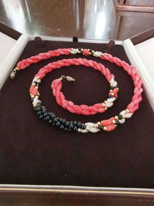 Extremely Pretty Coral Bead Necklace in box. Pristine Condition. 60cm long from clasp to clasp.