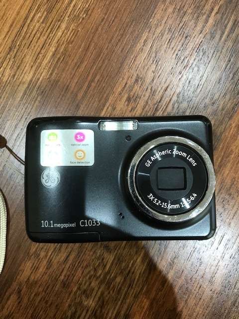 COMPACT DIGITAL CAMERA - TESTED and WORKING