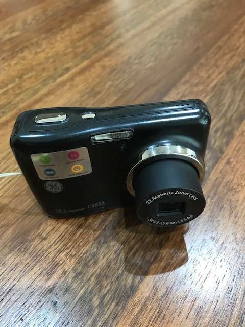COMPACT DIGITAL CAMERA - TESTED and WORKING