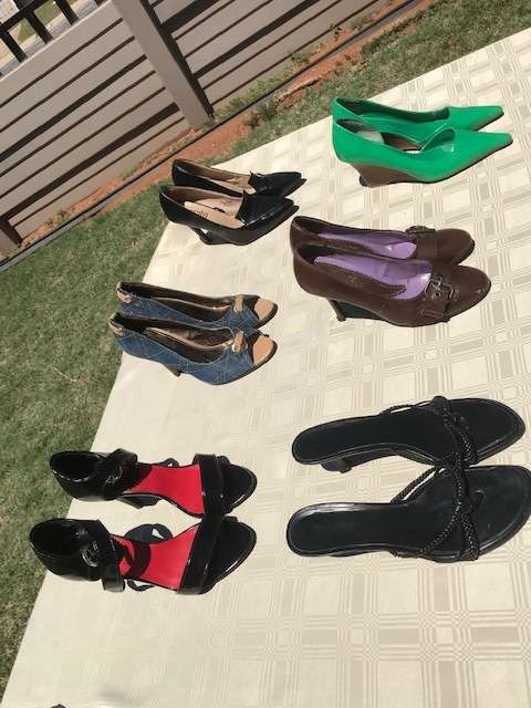 6 PAIRS OF USED LADIES SIZE 4 SHOES - GOOD CONDITION - DISCREET LISTING - LOT 4