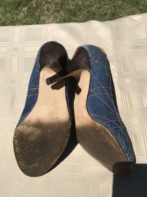 6 PAIRS OF USED LADIES SIZE 4 SHOES - GOOD CONDITION - DISCREET LISTING - LOT 4