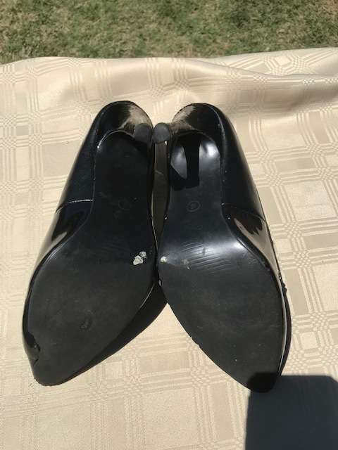 6 PAIRS OF USED LADIES SIZE 4 SHOES - GOOD CONDITION - DISCREET LISTING - LOT 4