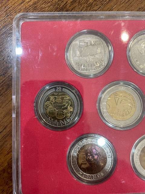 COMPLETE SET OF COMMEMORATIVE R5 COINS 1994 TO 2021 IN CAPSULES AND TRAY