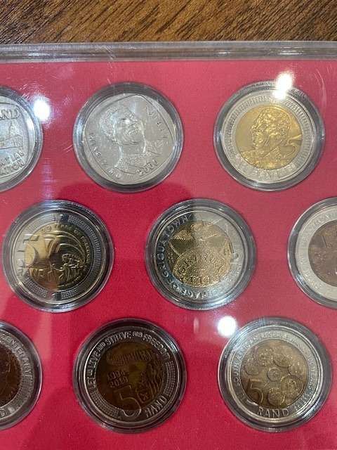 COMPLETE SET OF COMMEMORATIVE R5 COINS 1994 TO 2021 IN CAPSULES AND TRAY