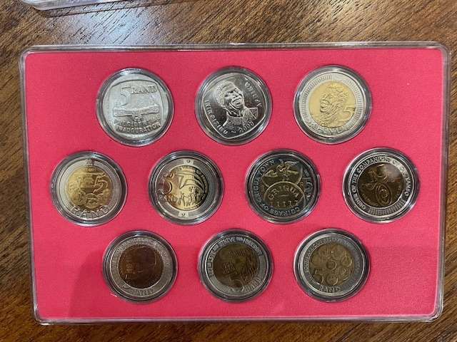 COMPLETE SET OF COMMEMORATIVE R5 COINS 1994 TO 2021 IN CAPSULES AND TRAY