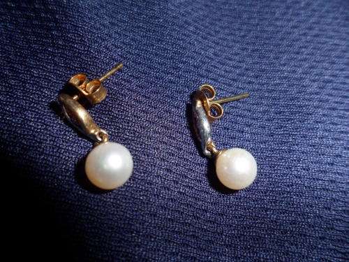 A PAIR OF PEARL EARRINGS SET IN 9 CARAT GOLD