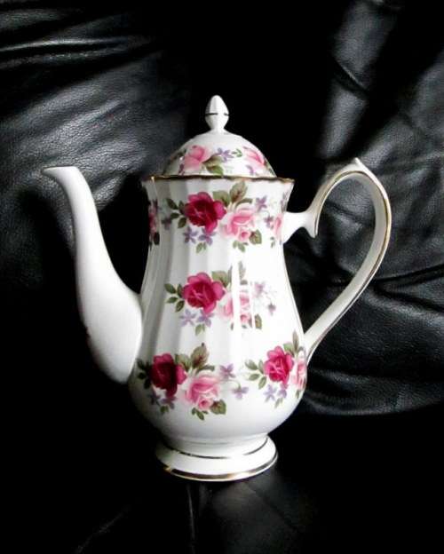 Vintage c1930's era Grosvenor Bone China High Summer Roses Hot Water Pot from Blisful