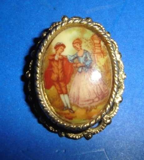 ROMENTIC SCENE CAMEO BROOCH from BLISFUL