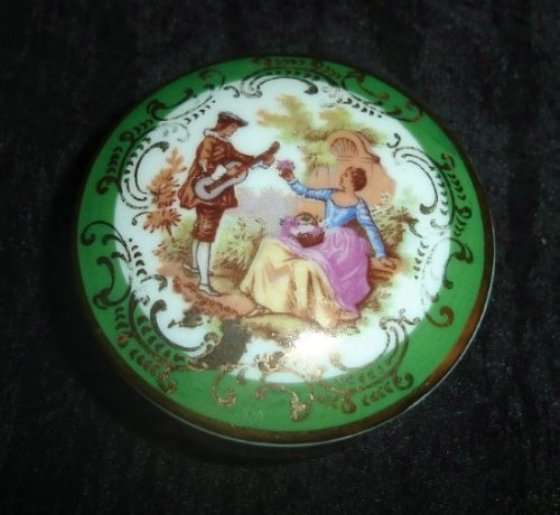 LIMOGES " FARGONARD " ROMANTIC SCENE PILL HOLDER from BLISFUL