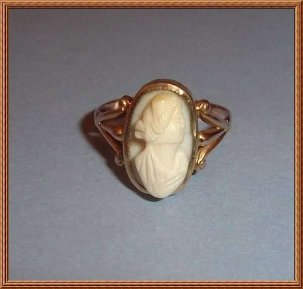VINTAGE 9ct GOLD OVAL SHAPE CAMEO RING from BLISFUL