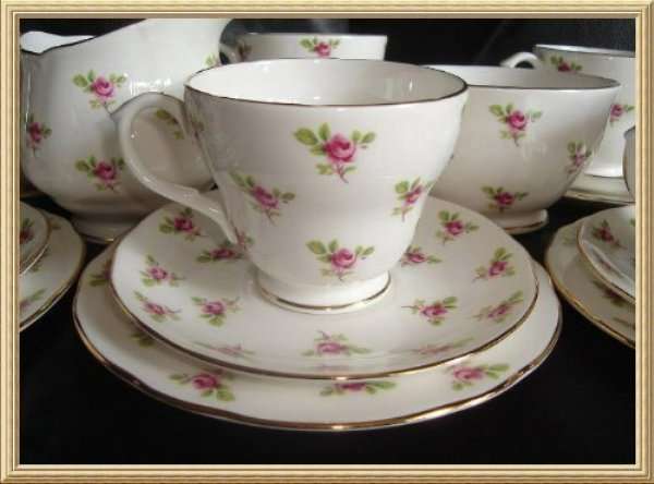 20piece DUCHESS BONE CHINA " ROSEBUDS " TEA SET from BLISFUL
