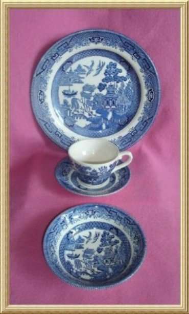 5 piece CHURCHILL BLUE & WHITE WILLOW SET from BLISFUL
