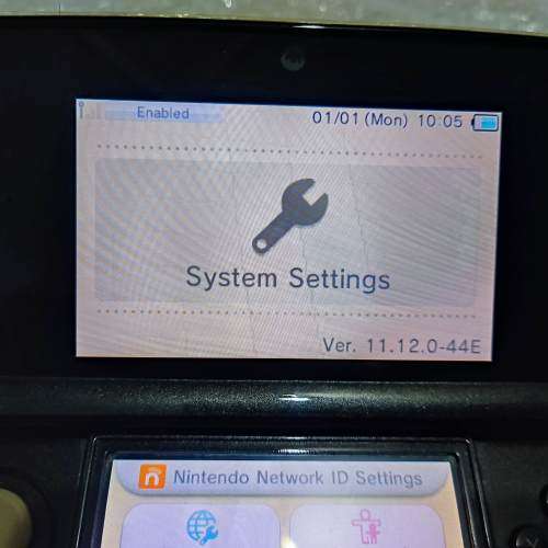 Nintendo 3ds console with original charger and stylus +memory card european region