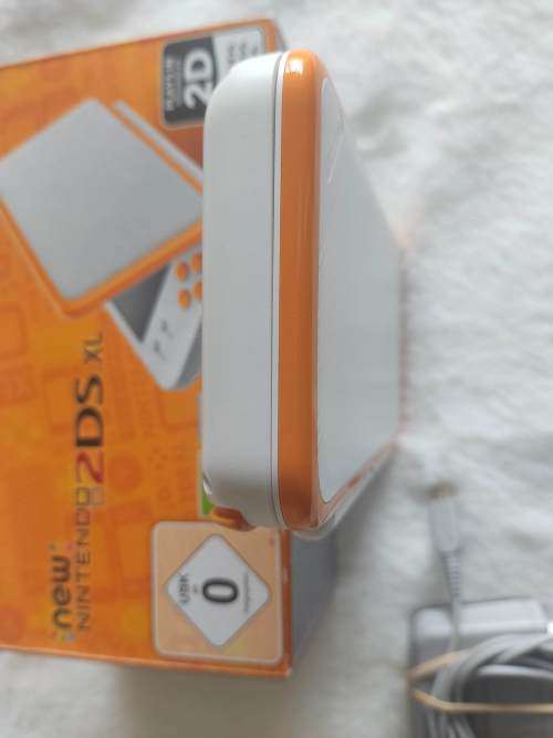 "New" Nintendo 2ds xl with original packaging and charger