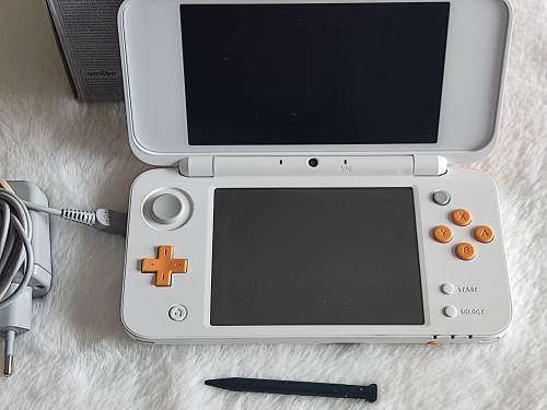 "New" Nintendo 2ds xl with original packaging and charger