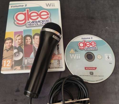 Microphone for the Nintendo wii + Karaoke Revolution Glee Vol 2 PAL