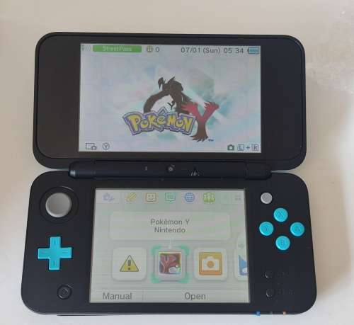 "New" Nintendo 2ds xl +charger and stylus