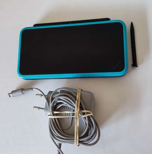 "New" Nintendo 2ds xl +charger and stylus