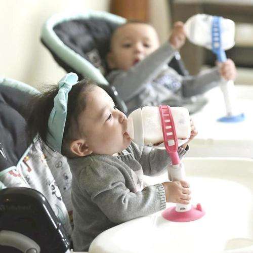 ADJUSTABLE BOTTLE HOLDER FOR BABY (PINK/BLUE)