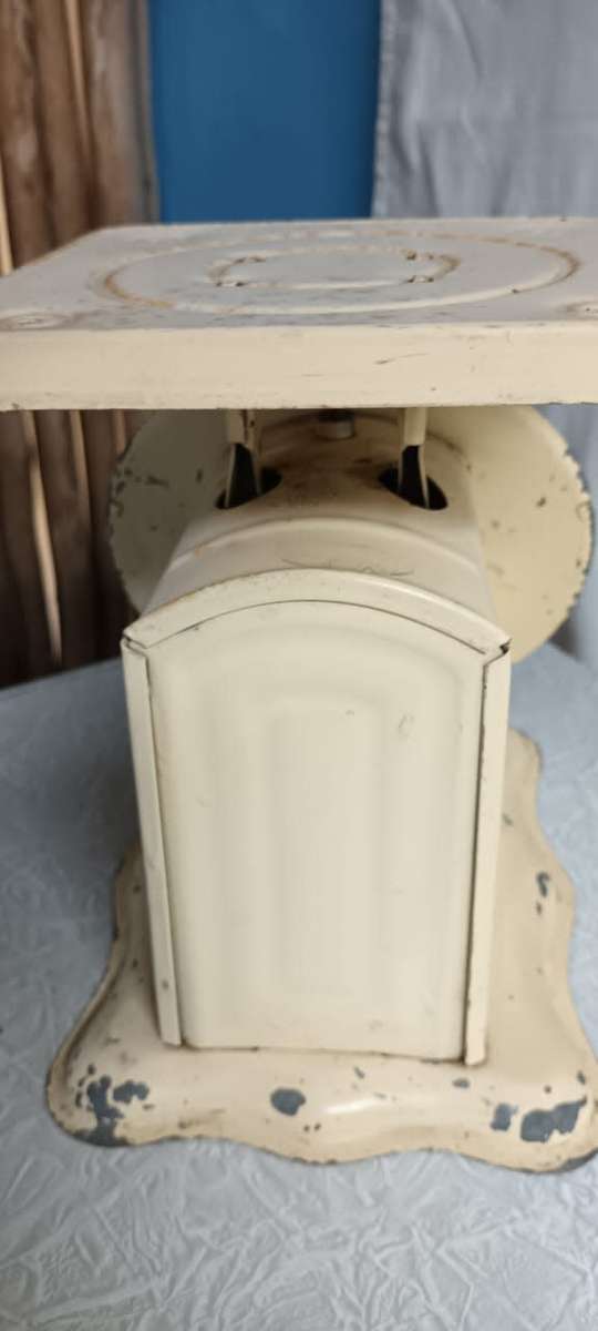 Vintage American Family Scale