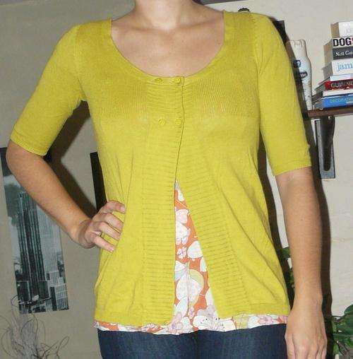 3/4 sleeved greeny yellow sweater - size S