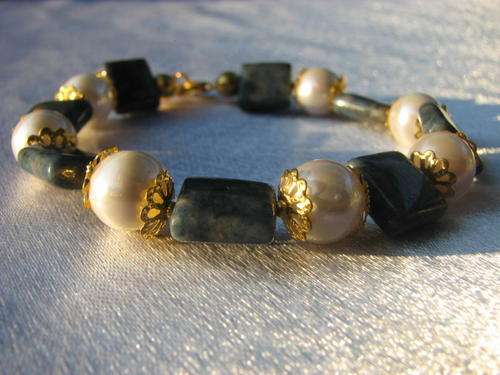 Stunning Lapis Lazuli and Shell Pearl Bracelet