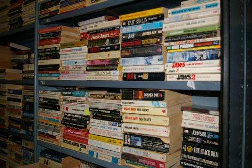 selection of paperback novels, bid per book to take the lot of 500