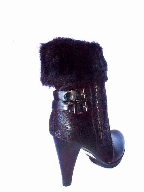 Never 2 Hot  ** Fur Trim Ankle Boot Buckle Black Size 5