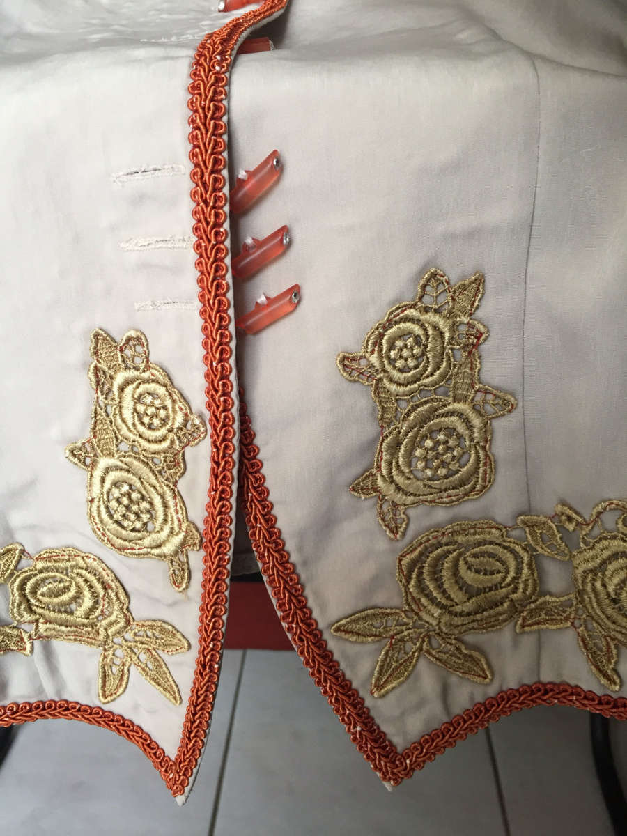 Vintage Floral Embroidered Cropped Beige Cardigan Size 36/38