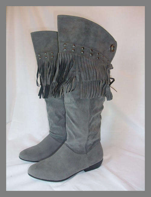 NEW WOMENS TASSLE BOOTS -  SIZE: 6