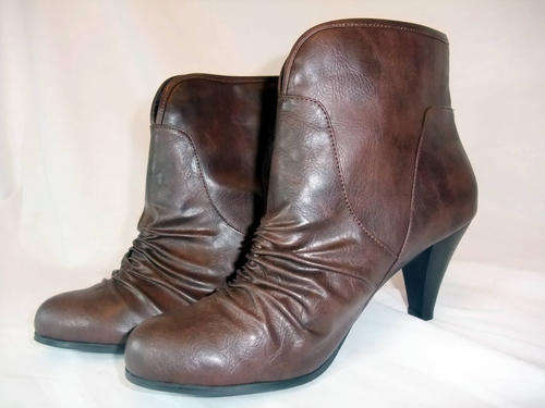 WOMENS ANKLE BROWN SHORT BOOT ,SIZE:3