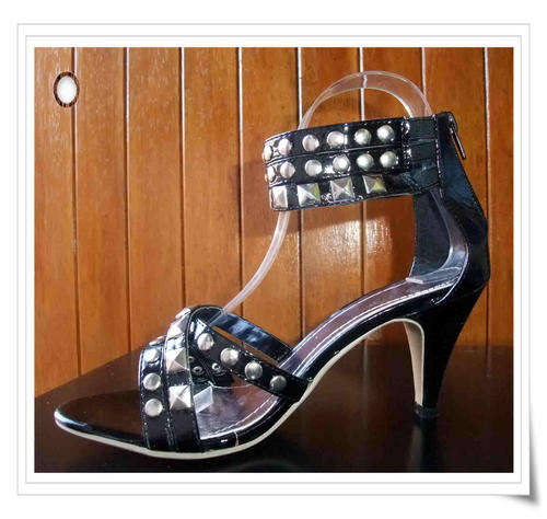 STUDDED SANDALS BLACK 3-8