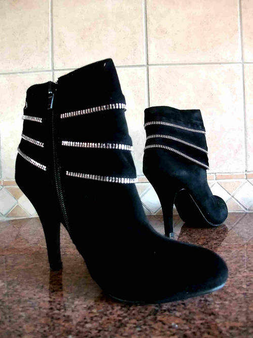 ***TRENDY*** HIGH HEEL ANKLE BOOTS ZIP DETAIL BLACK Size: 6