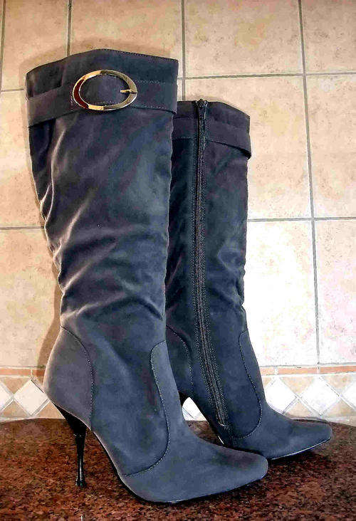 GREY KNEE HIGH BOOTS WITH BUCKLE DETAIL - SIZE 6