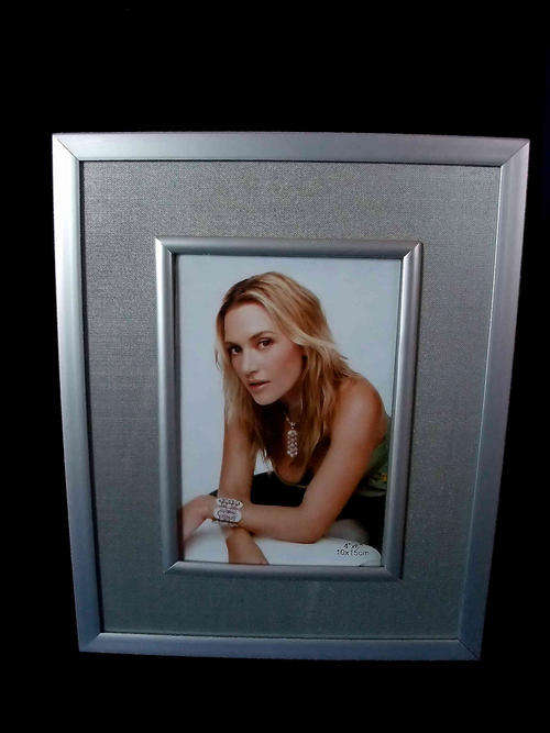 Photo Frame * * * Silver Frame & Fine Mesh Inset * * * 4" x 6" Photo Size
