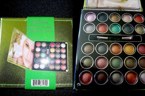 USA Profusion ** 25 EYESHADOW BEAUTY WALLET COLOR GREEN