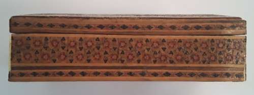 AN EARLY ORIENTAL INLAID, HAND-PAINTED BOX.