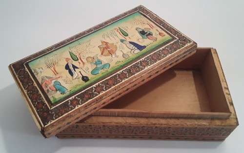 AN EARLY ORIENTAL INLAID, HAND-PAINTED BOX.