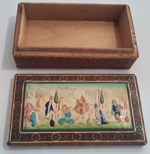 AN EARLY ORIENTAL INLAID, HAND-PAINTED BOX.
