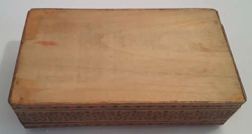 AN EARLY ORIENTAL INLAID, HAND-PAINTED BOX.