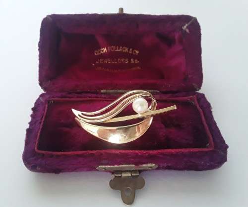 A vintage gold-plated brooch with genuine pearl in old box.  *R1 bid!!!*