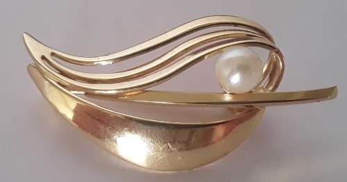 A vintage gold-plated brooch with genuine pearl in old box.  *R1 bid!!!*