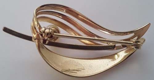 A vintage gold-plated brooch with genuine pearl in old box.  *R1 bid!!!*