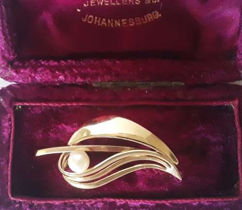 A vintage gold-plated brooch with genuine pearl in old box.  *R1 bid!!!*