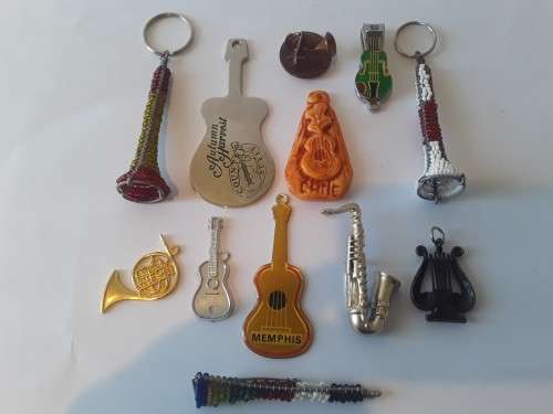 Collection of musical badges, pendants etc. 1 bid takes all!