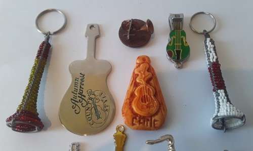 Collection of musical badges, pendants etc. 1 bid takes all!