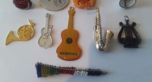 Collection of musical badges, pendants etc. 1 bid takes all!
