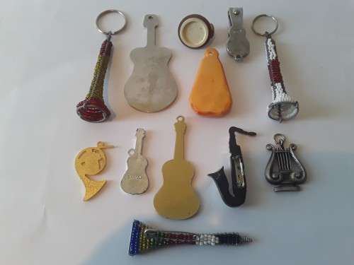 Collection of musical badges, pendants etc. 1 bid takes all!
