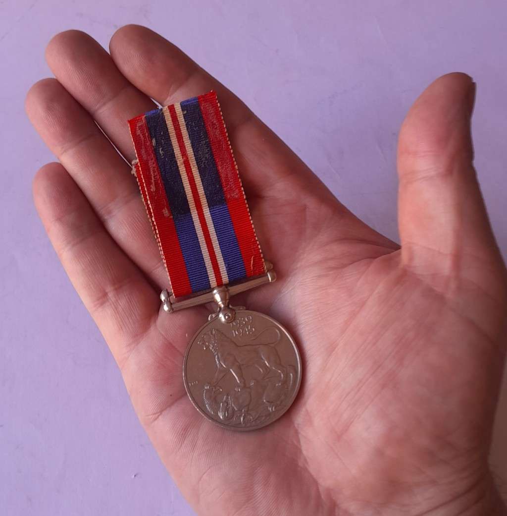 WW2 War Medal 1939-1945 To `175829 H. Vollenhoven`.