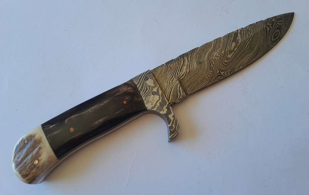 A Superb Damascus Blade Hunting Knife With Leather Sheath And Display Stand.